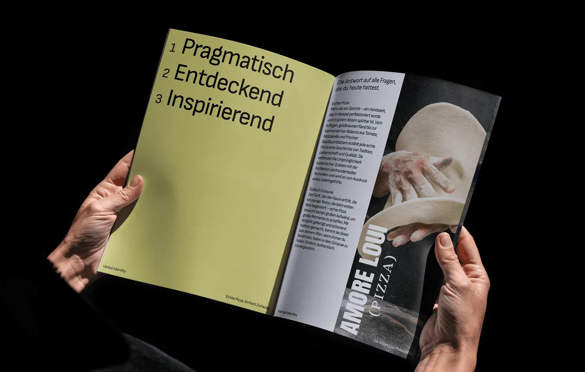 Amore Loui Brand Book, aufgeschlagen auf einer hellgrünen Seite mit Pragmatisch, Entdeckend, Inspirierend