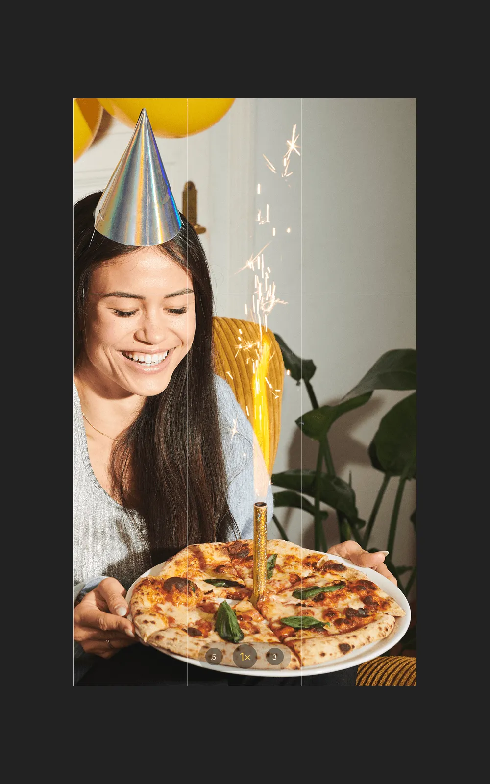 Ein Social Post: Feiern mit Pizza und Wunderkerze